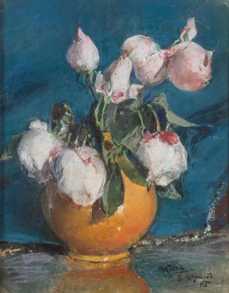 Vaso con boccioli di rose bianche